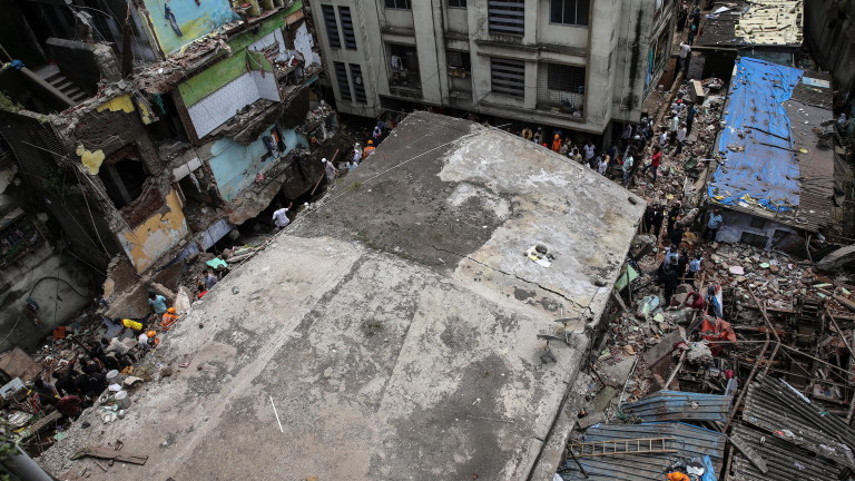 39 жертви и 25 ранени след рухването на сграда край Мумбай