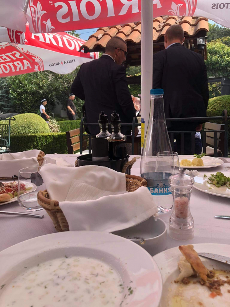 Само в БЛИЦ: Президентът се усамоти с Херо Мустафа на обяд и я почерпи с... СНИМКИ