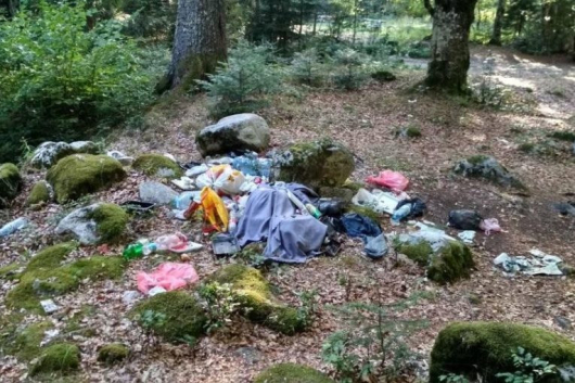 Възмутен турист показа голяма свинщина след пикник край Рилския манастир СНИМКИ