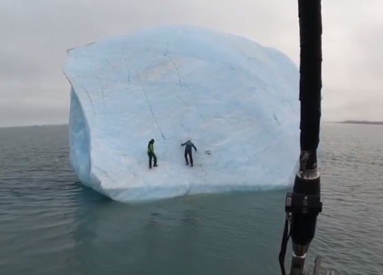 Огромен айсберг се преобърна върху изследователи, докато... 