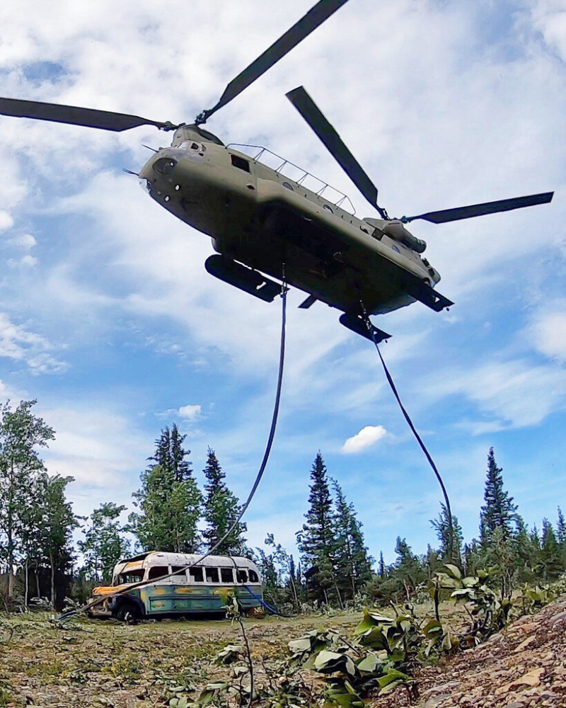 Американски военни изнесоха легендарния изоставен автобус от гората в Аляска