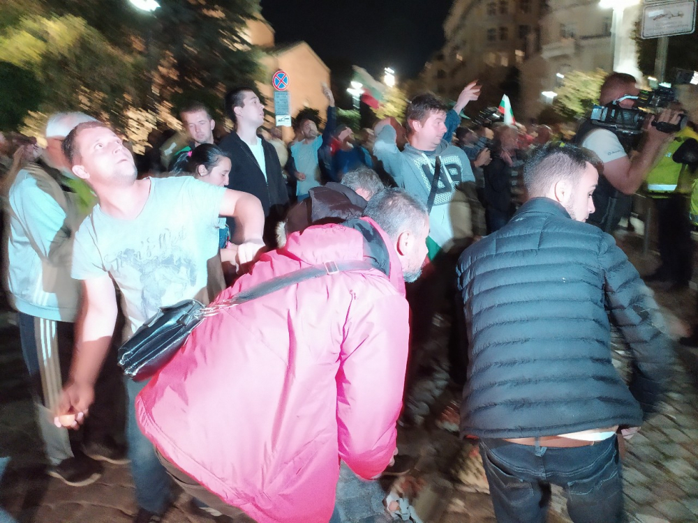  Протестиращите намериха нова жертва на вандалските си прояви СНИМКИ