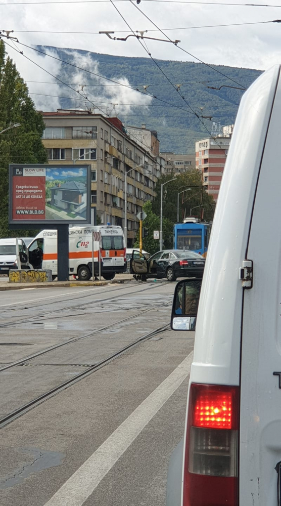 Извънредно в БЛИЦ! Меле с линейка и ранен парализира трамваи в София