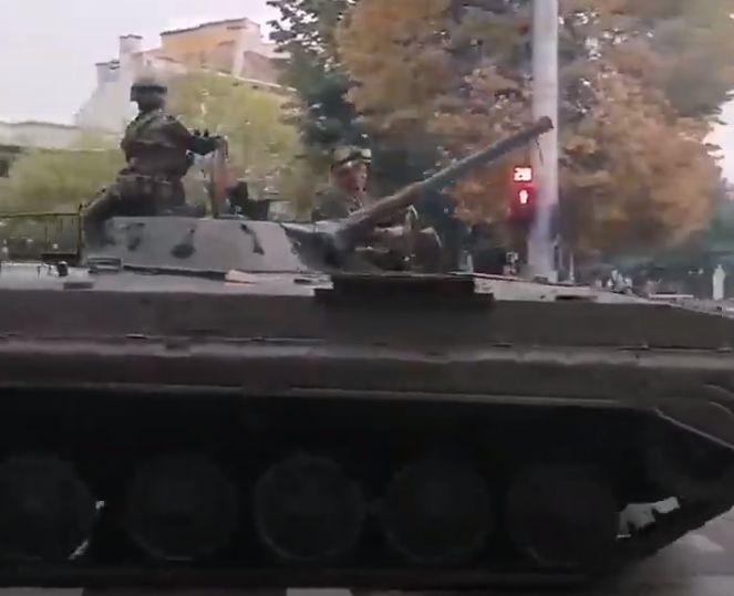Тежка военна техника и танкове в центъра на Казанлък ококориха минувачите ВИДЕО  