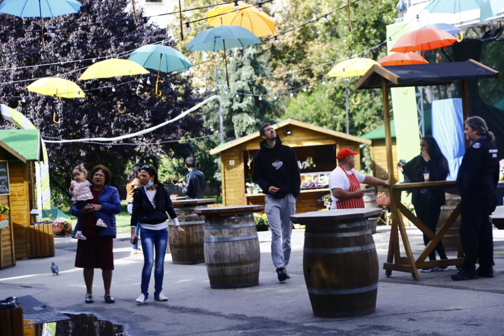 Фоторепортаж в БЛИЦ: Традиционният немски пролетен базар в София посреща първите си посетители