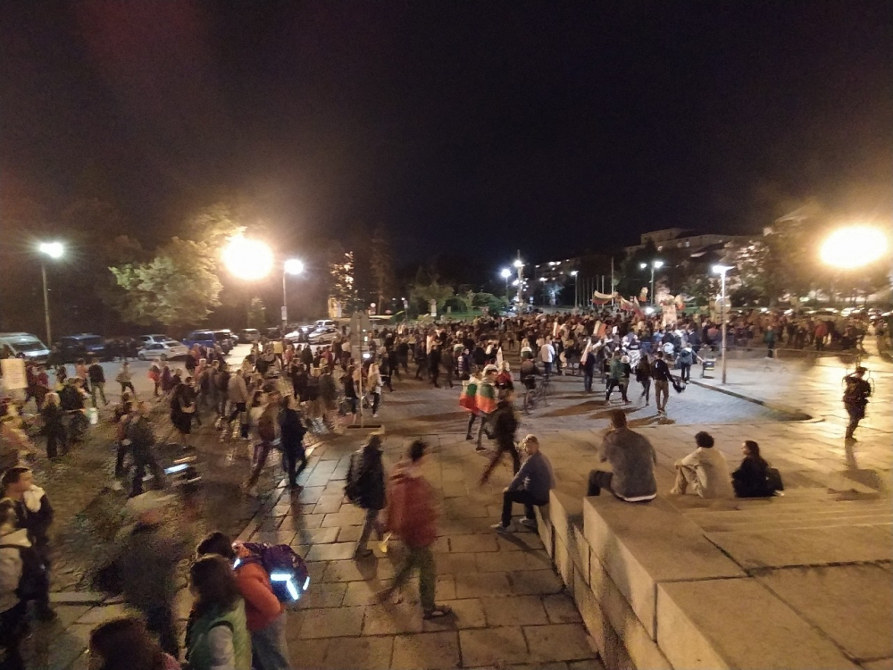 Протестът се пренася пред "Ал. Невски" СНИМКИ