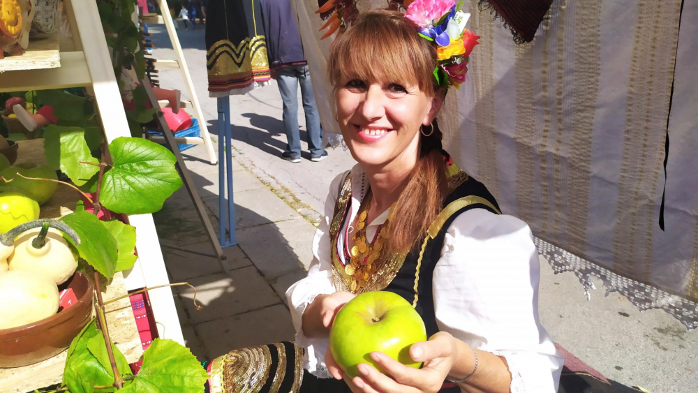 В Кюстендил показаха ябълка и тиква, за които ще се говори дълго СНИМКИ