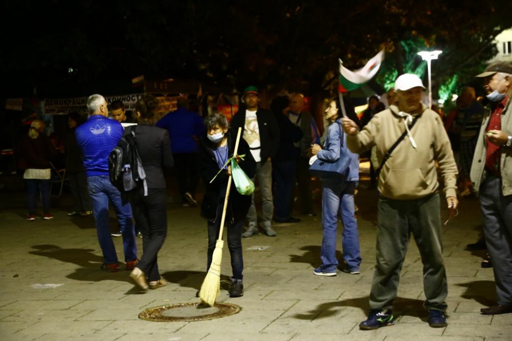 Шепа хора искат оставката на Борисов в 88-ия ден на протести СНИМКИ 