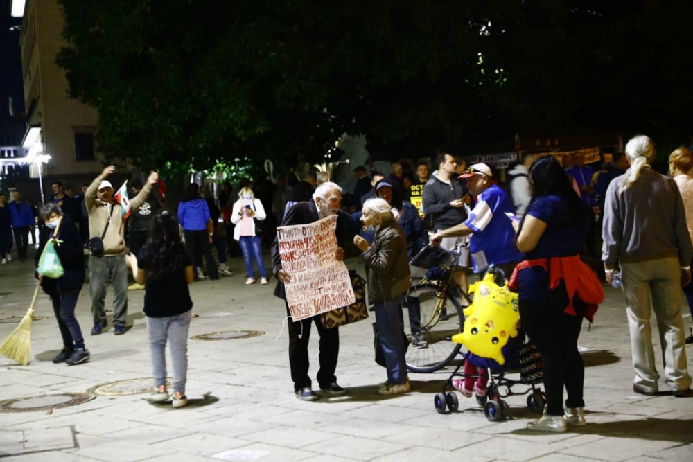 Шепа хора искат оставката на Борисов в 88-ия ден на протести СНИМКИ 