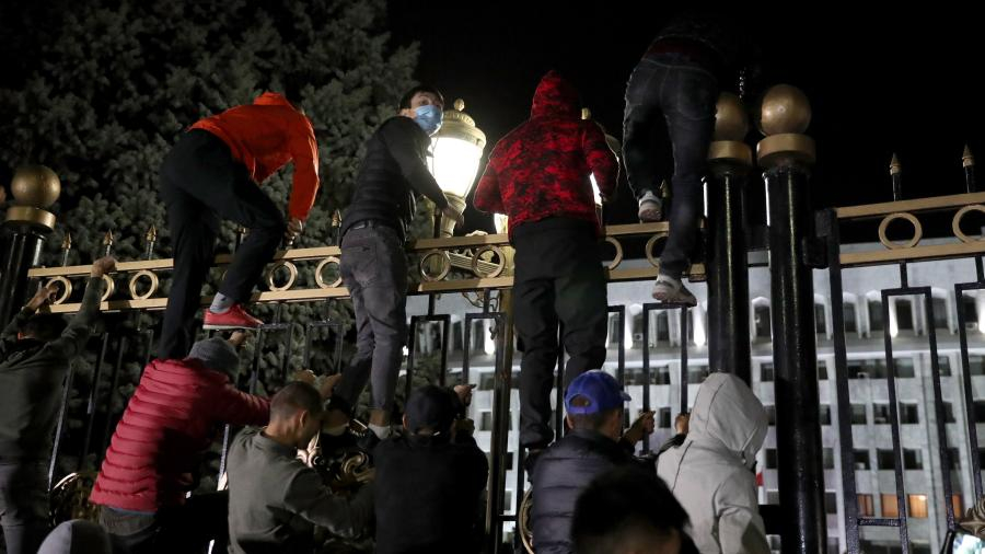 Протестиращите в Киргизстан превзеха сградата на Парламента ВИДЕО