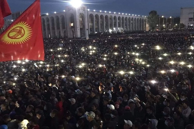 Протестиращите в Киргизстан превзеха сградата на Парламента ВИДЕО