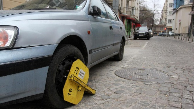 Свирепи глоби за неправилно паркиране започват да налагат в София ВИДЕО