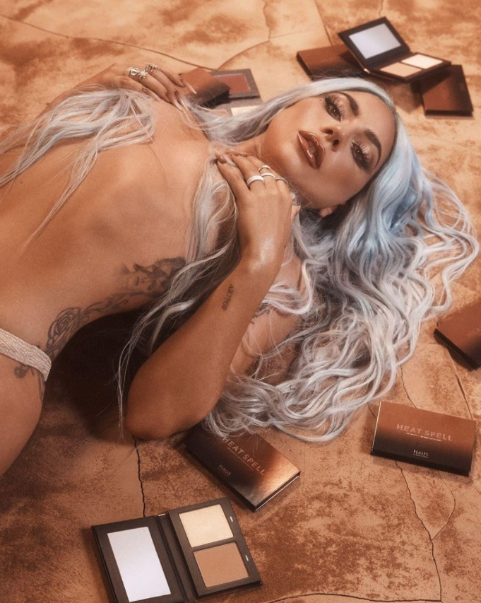 Лейди Гага оголи изцяло гърдите си заради... СНИМКИ 18+