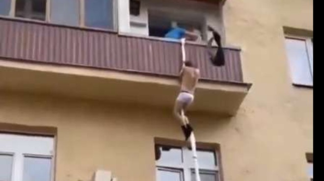 Екшън: Гол сваляч бяга през балкон, съседка го налага с метла ВИДЕО
