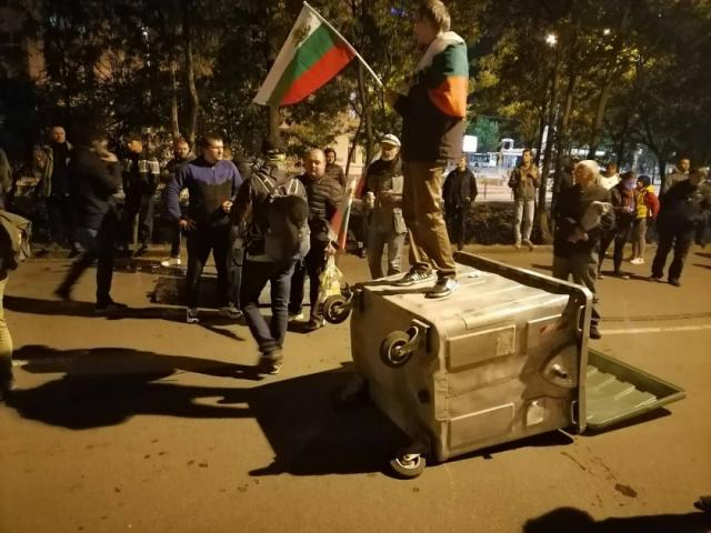 Екшън и преследване между протестиращи и Новаков от ГЕРБ, издебнаха го след "Панорама" и стана страшно ВИДЕО