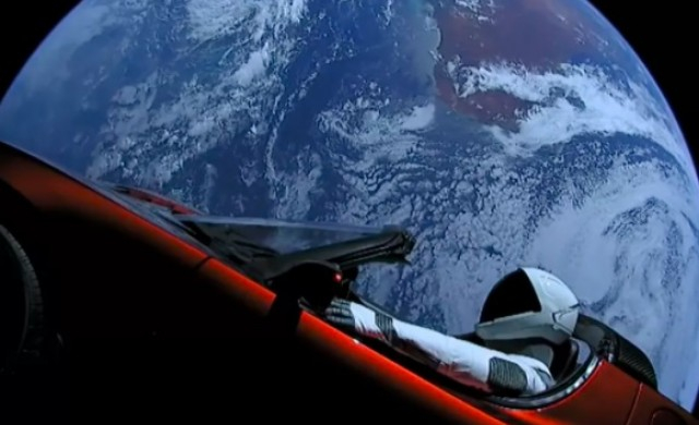 Автомобилът, който Илон Мъск прати в космоса, прелетя покрай Марс СНИМКА