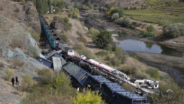 Зверски челен удар между два влака окървави Турция СНИМКИ  