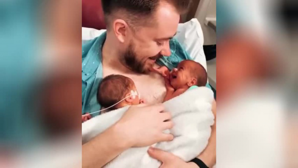 Безценната реакция на мъж към раждането на близнаците му трогна мрежата ВИДЕО