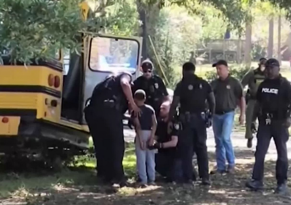 Малко момче открадна училищен автобус, заби се в газопровод и в дърво ВИДЕО