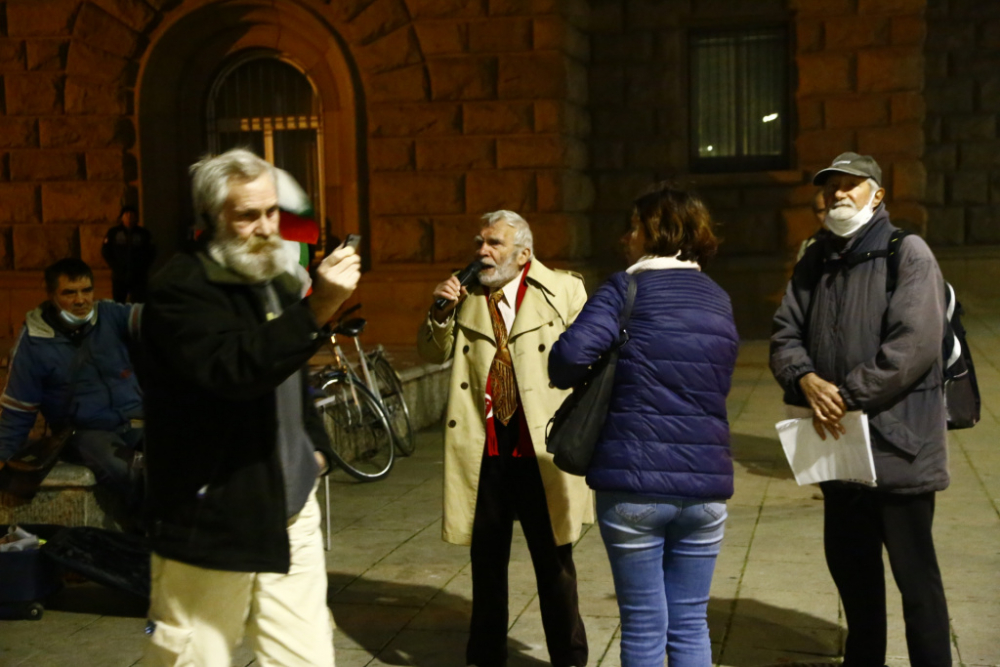 Напрежение в София! Легендарен протестиращ грабна микрофона и на "Отровното трио" им призля БЛИЦ TV 