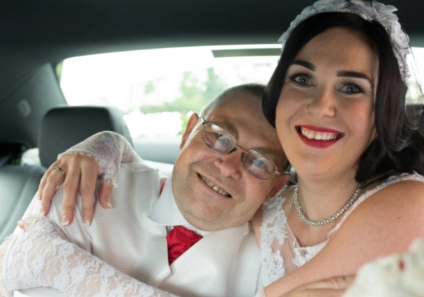 Светкавичната реакция на булка спаси баща й от смърт на сватбата СНИМКИ