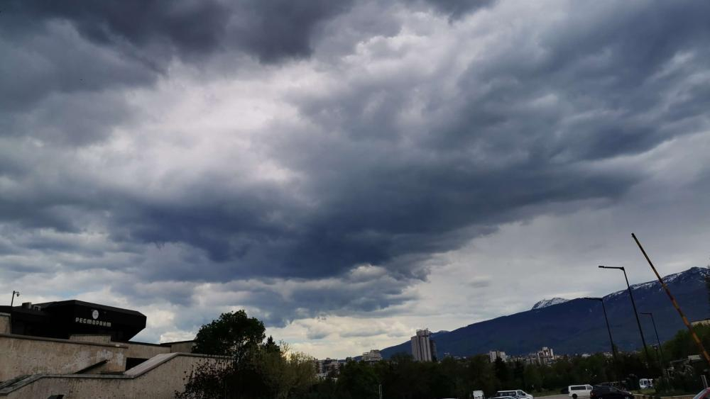 Страховитият феномен "Аркус" в небето над София днес стресна столичани СНИМКИ