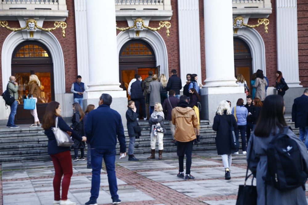 Шепа протестиращи щъкат по жълтите павета в София СНИМКИ