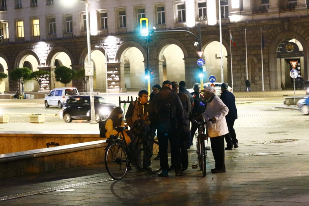 Шепа протестиращи щъкат по жълтите павета в София СНИМКИ