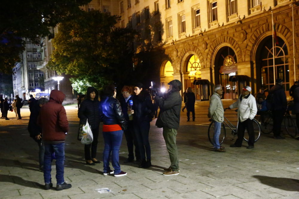 Шепа протестиращи щъкат по жълтите павета в София СНИМКИ