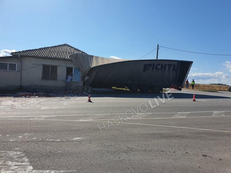 ТИР се заби като торпедо в дърводелски цех в Горски извор СНИМКИ 