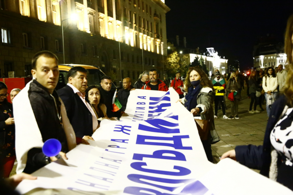 Лъскави мерцедеси се врязаха в протеста в София! Такова нещо не се бе случвало досега СНИМКИ