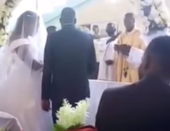 Разгневена съпруга нахлу на сватбата на мъжа си с любовницата му ВИДЕО