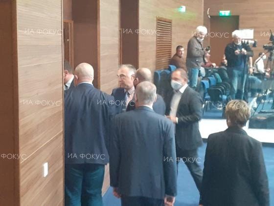 Екшън в НС: Депутати от БСП и ГЕРБ се спречкаха заради мистериозна папка на Гърневски 