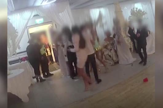 Бесен екшън: Полицаи нахлуват на сватба, обграждат празнуващите ВИДЕО