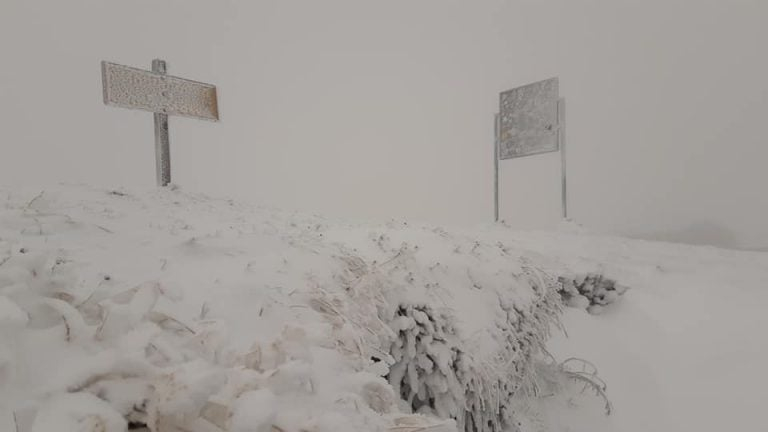 Снегокалипсис през октомври: Мощна буря блокира част от Румъния СНИМКИ