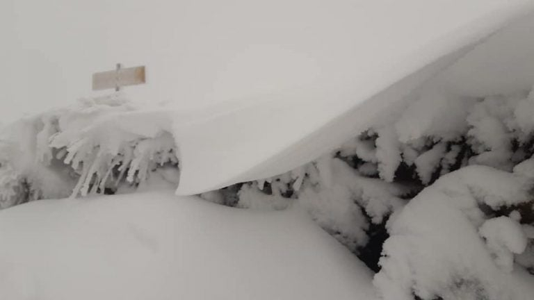 Снегокалипсис през октомври: Мощна буря блокира част от Румъния СНИМКИ