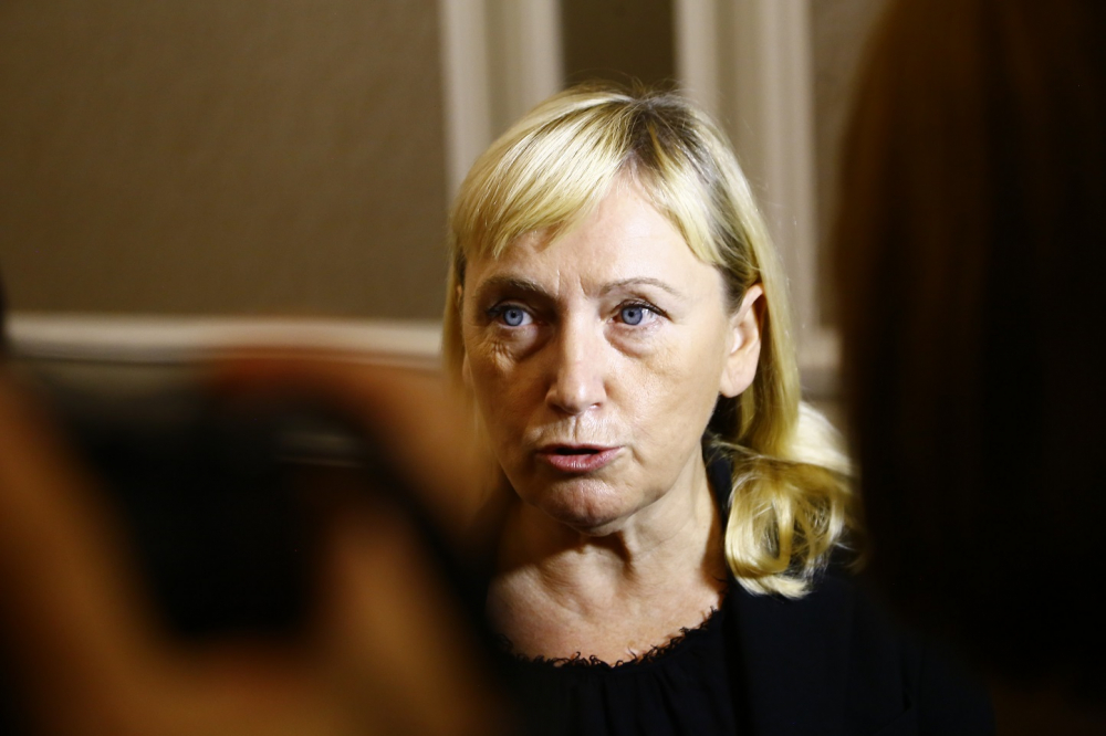 Вече седмица Йончева отказва да напусне политиката заради офшорката