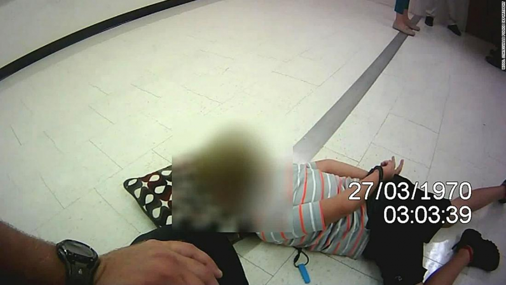 Охранител в училище окова дете с аутизъм с белезници и го държа на пода почти час ВИДЕО