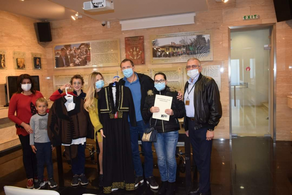 Фондация "Цоцорков род" дари панагюрски облекла на историческия музей