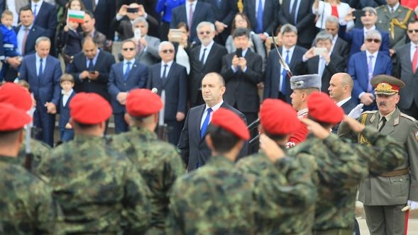 Президентът Румен Радев удари собствената си армия с яйца 