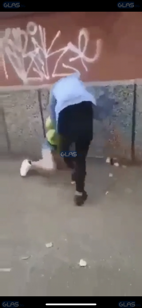 Ученички се млатят и скубят в пазарджишко училище, кибици снимат ВИДЕО 18+
