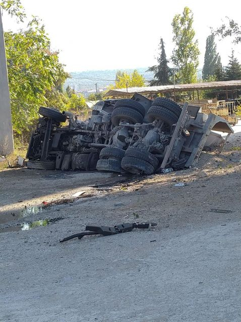 Камион рухна от Аспаруховия мост във Варна СНИМКИ