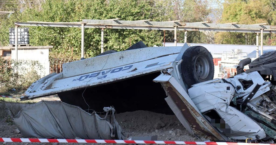 Очевидци разкриха какво се случило с камиона, преди да рухне от Аспаруховия мост СНИМКИ