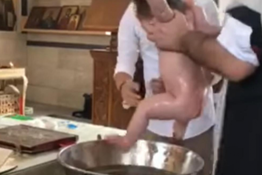 Шокиращи кадри от кръщене: Свещеник малтретира бебе, а родителите му... ВИДЕО