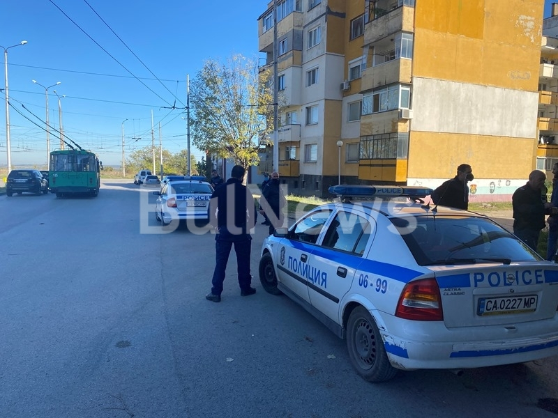 Ужас във Враца:  Жена насочи зареден пистолет срещу бременна в тролей, 4 патрулки го обградиха СНИМКИ