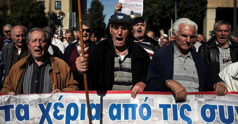 Гърция започна да връща пари на пенсионерите, сред тях има и българи