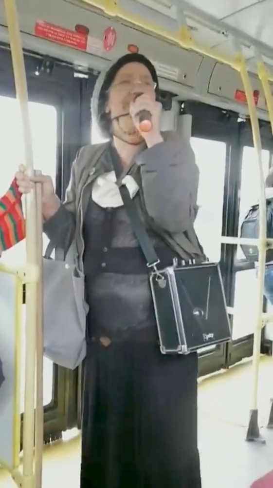 Беззъба баба грабна микрофона насред автобус и шокира всички с... ВИДЕО