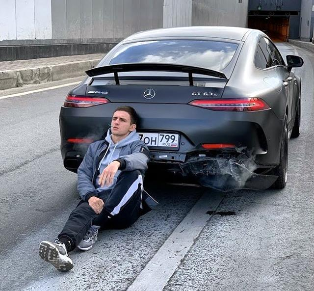 Руснак изгори Mercedes GT 63 S за 150 000 евро, ядосан от постоянните му повреди ВИДЕО 
