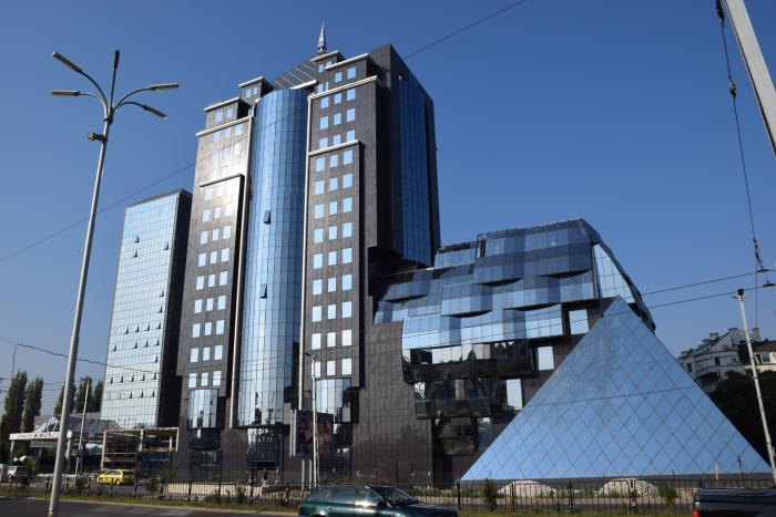 Опасно безумие: Вижте какво се случва на покрива на хотел в Пловдив СНИМКА