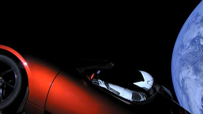 Ето какво се случва в космоса с роудстъра Tesla на Илон Мъск